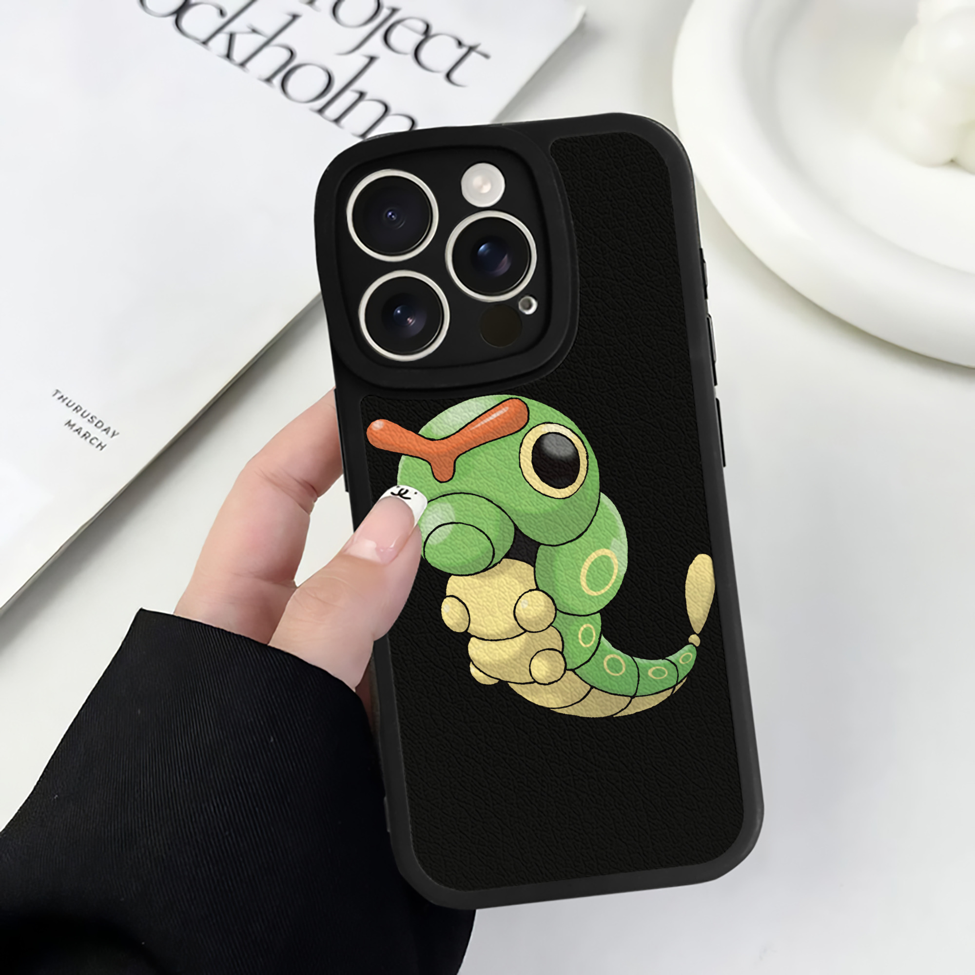 （画像用） ポケットモンスター Pokémon 【iPhone 16シリーズ対応】シリコンスマホケース（レザー調） 材質：シリコン
